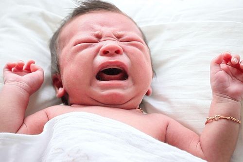 Hành động vô tình của cha mẹ khiến trẻ sơ sinh sợ hãi