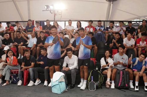 Người hâm mộ đội mưa gặp ngôi sao pickleball Quang Dương