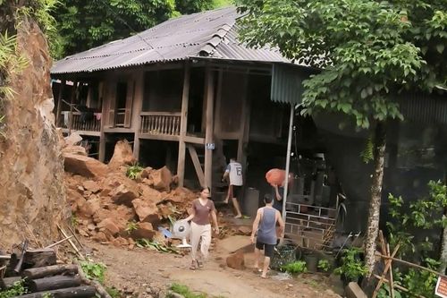 Mưa lớn gây sạt lở, đất đá tràn vào nhà dân ở Mường Mìn