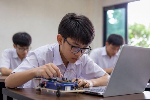 Để AI 'làm hộ' dự án nghiên cứu, học sinh có thể bị cấm thi 2 năm