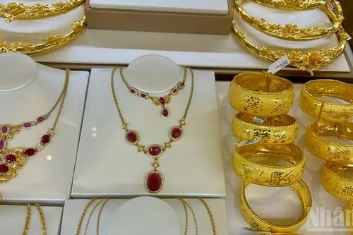 Giá vàng tăng phi mã 3 tuần liên tiếp, chuyên gia cho rằng giá còn tiếp tục tăng