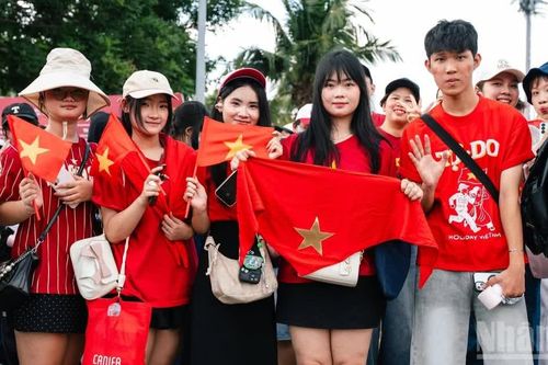 [Ảnh] Khán giả hào hứng trước giờ diễn ra concert 'Tổ quốc trong tim'