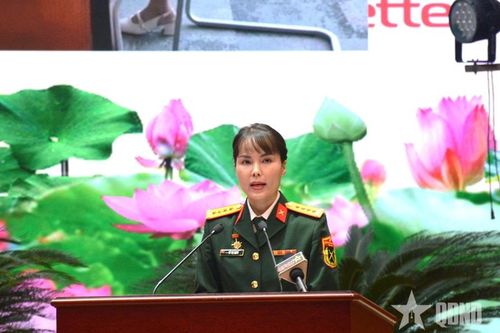 Cô gái trẻ xây dựng mô hình chống giả mạo khuôn mặt