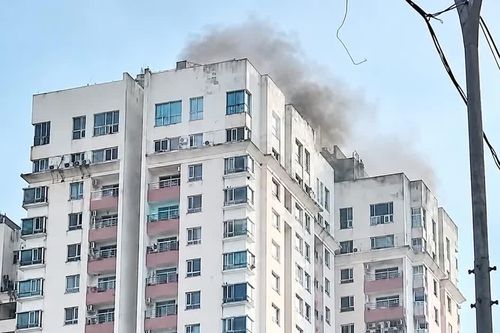 Khống chế đám cháy tại chung cư Phúc Thịnh, hướng dẫn cư dân thoát nạn an toàn