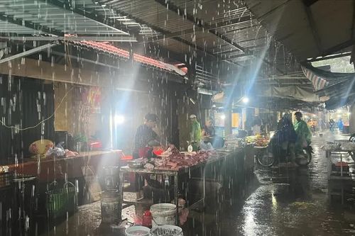 Hà Nội ứng phó bão số 4, chợ vắng khách do mưa lớn kéo dài