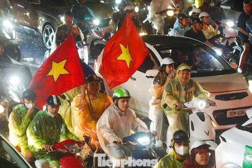 Hà Nội không ngủ sau chiến thắng của tuyển Việt Nam