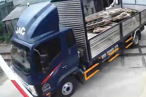 Vượt chắn tàu đang hạ, tài xế bị phạt hơn 41 triệu đồng