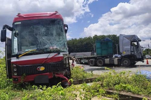 Tai nạn liên hoàn giữa ngã tư, xe giường nằm bị nát đầu