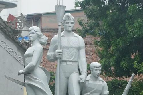 Người dân đội mưa tham quan Tượng đài Quyết tử để Tổ quốc quyết sinh trước ngày di dời