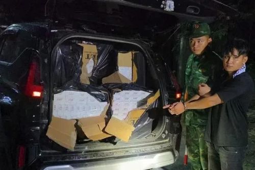 Tài xế bỏ chạy khi ô tô bị vây bắt, hé lộ lô thuốc lá lậu gần 15.000 bao