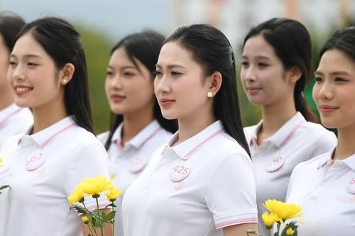 53 thí sinh Hoa hậu Việt Nam dâng hoa trước Tượng đài Bác Hồ