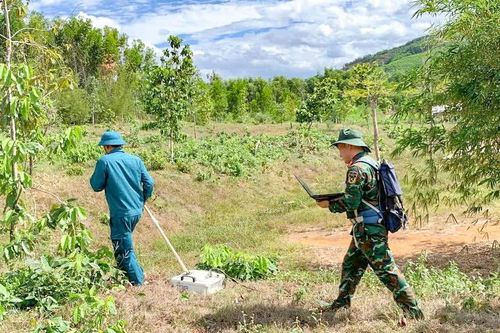 Radar xuyên đất dò tìm hố chôn liệt sĩ trên đồi Xuân Sơn