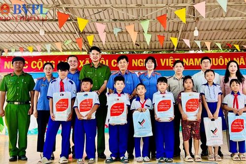 VKSND khu vực 13, tỉnh An Giang phối hợp trao quà 'Tiếp bước đến trường'