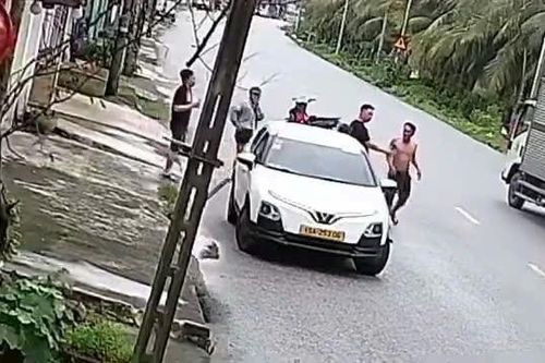 Người đàn ông có cồn trong người, chặn đầu xe đánh tài xế ô tô