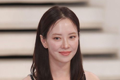 Song Ji Hyo 45 tuổi vẫn trẻ như hot girl, nhan sắc khiến fan Việt trầm trồ