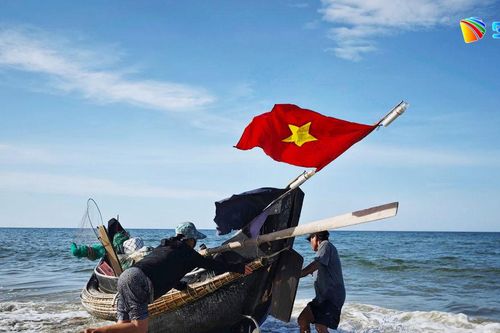 Tôi chụp ảnh cờ Tổ quốc