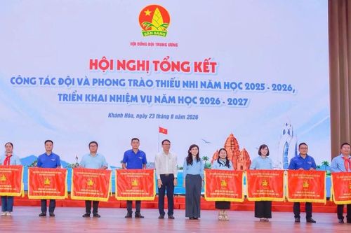 Hội đồng Đội tỉnh Lâm Đồng nhận Cờ thi đua và Bằng khen