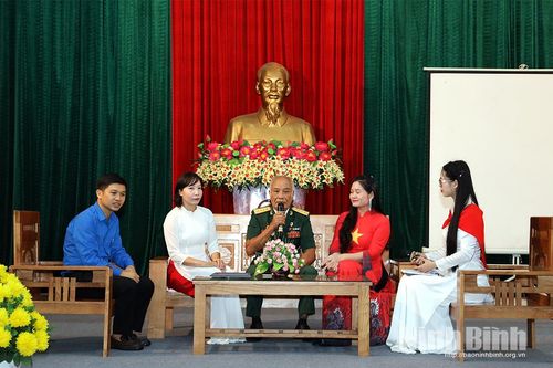 Tọa đàm “Viết tiếp câu chuyện hòa bình” và tặng quà tri ân tại xã Đồng Thái
