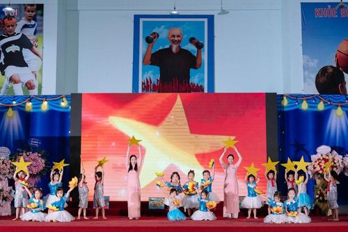 Hân hoan lễ khai giảng với chủ đề 'Bé và hòa bình'