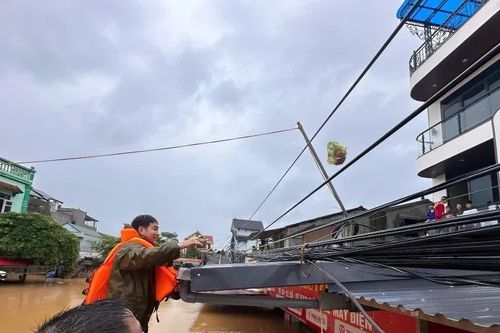 Công an Lạng Sơn vượt hiểm nguy cứu dân trong bão lũ