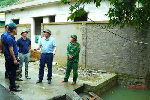 Phó Chủ tịch UBND tỉnh Hoàng Văn Thạch kiểm tra tình hình ngập lụt tại xã Đức Long