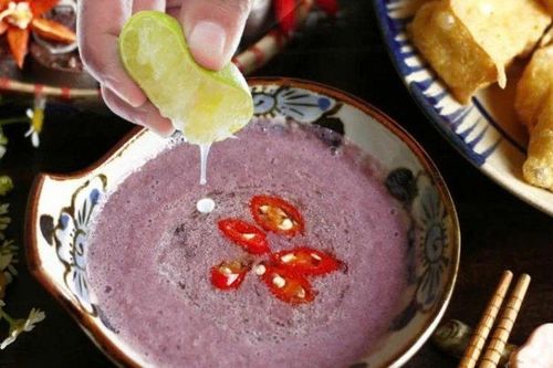 Tại sao khi vắt chanh, quất vào mắm tôm lại sủi bọt?
