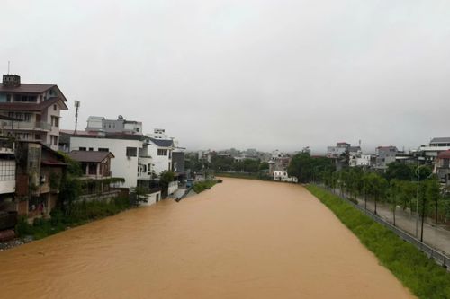 Mưa xối xả gây ngập sâu, sạt lở nhiều tuyến đường ở Cao Bằng