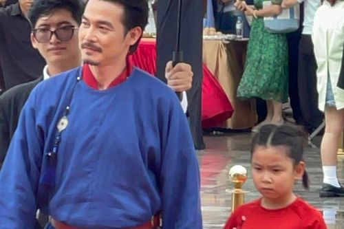 Quách Ngọc Ngoan và con gái út gây chú ý đi thảm đỏ dưới mưa