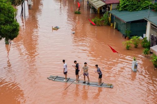 Lũ dâng cao 3 m, nhà dân ngập mất dạng ở Lạng Sơn