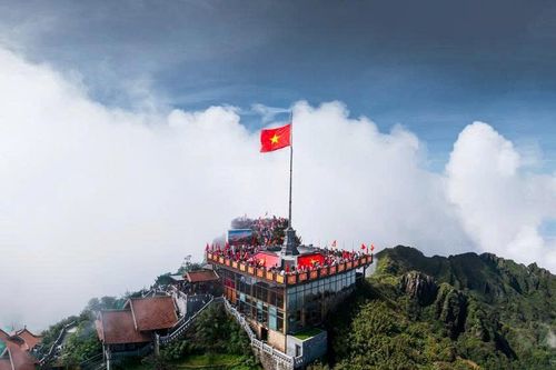 Sa Pa: Du khách hào hứng nhảy múa tưng bừng với Lễ hội Thổ cẩm tại Bản Mây