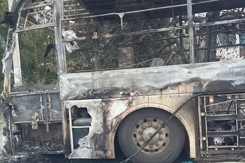 Xe khách giường nằm bốc cháy trên Quốc lộ 1A, gần 40 người thoát nạn