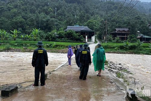 Mưa lớn gây ngập cục bộ, nguy cơ chia cắt một số hộ dân vùng biên Nghệ An