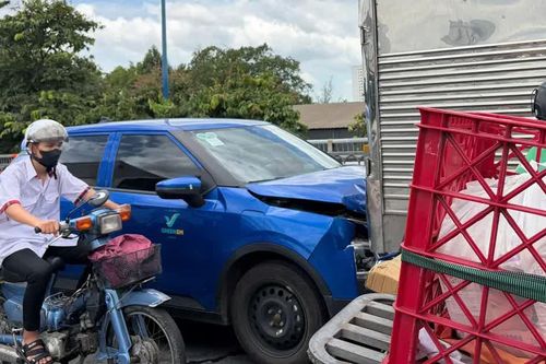 Taxi tông xe tải, giao thông ùn ứ nghiêm trọng khu vực cầu Gò Dưa
