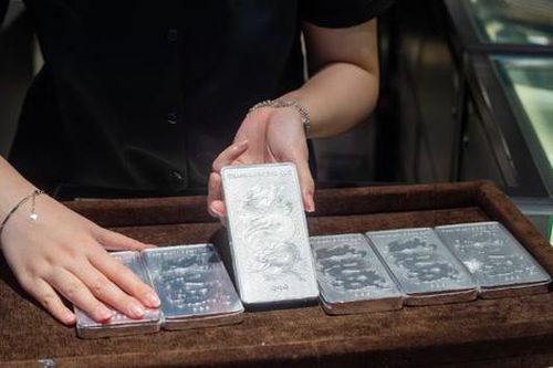 Giá bạc ngày 24/8: Bạc thế giới tiến sát mốc 70 USD/ounce, bạc trong nước tăng nhẹ