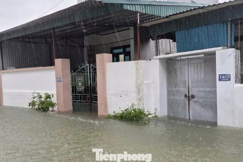 Cứ mưa là ngập, người dân bì bõm lội nước về nhà