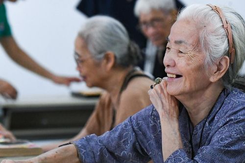 'Tôi đi dưỡng lão bán trú, vui hơn cả ở nhà'