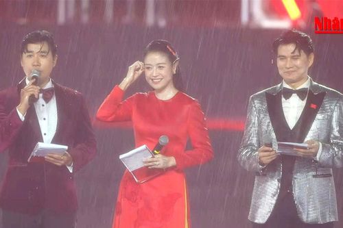 3 MC dầm mưa dẫn concert 'Tổ quốc trong tim' gây sốt là ai?