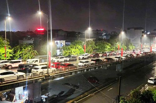 Nước sông Cầu ở Thái Nguyên dâng cao, ô tô chen kín cầu Bến Tượng tránh lũ