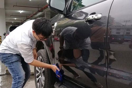 Vừa đi xe trời mưa về, có nên lấy khăn lau ngay hay để khô tự nhiên?