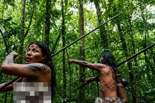 3 ngày sống cùng bộ tộc biệt lập trong rừng sâu, săn thú bằng ống thổi