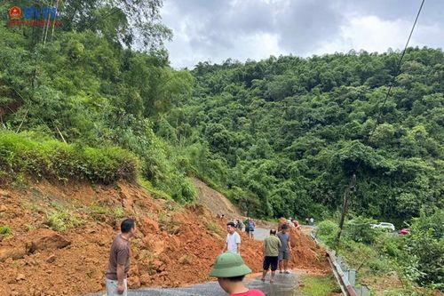 Nhiều điểm sạt lở tại miền núi Thanh Hóa khiến giao thông bị gián đoạn