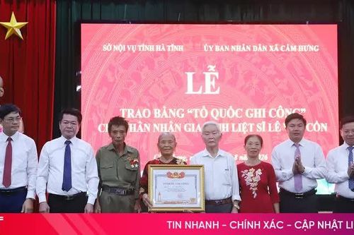 Trao bằng 'Tổ quốc ghi công' cho thân nhân liệt sĩ Lê Văn Cổn