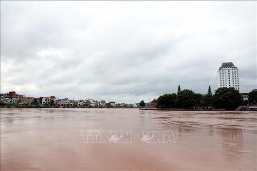 Người dân thấp thỏm chờ ngày về nhà khi mực nước sông Kỳ Cùng giảm nhẹ