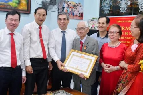 Trao Huy hiệu 80 năm tuổi Đảng cho cán bộ lão thành 103 tuổi
