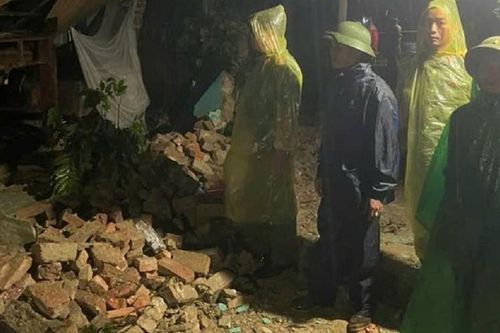 Sập nhà giữa mưa giông ở Hà Nội, cụ ông 82 tuổi được cứu trong gang tấc