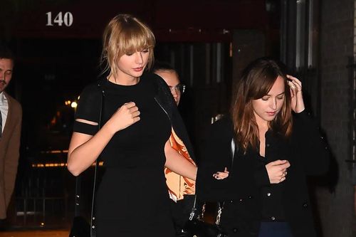 Taylor Swift đi chơi riêng cùng Dakota Johnson tại Los Angeles