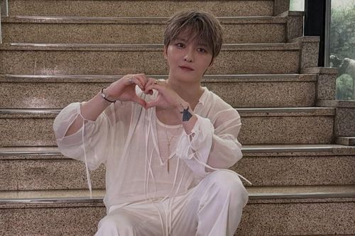 Kim Jae Joong xúc động khi trở lại Music Bank sau 18 năm