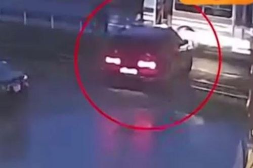 Khoảnh khắc SUV bị tàu hỏa đâm ngang, hất văng khi mắc kẹt giữa đường ray ở Hải Phòng