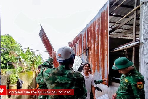 Cần Thơ: Lốc xoáy làm 27 căn nhà bị sập, tốc mái
