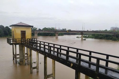 Nước lũ trên sông Bưởi sắp lên mức báo động II